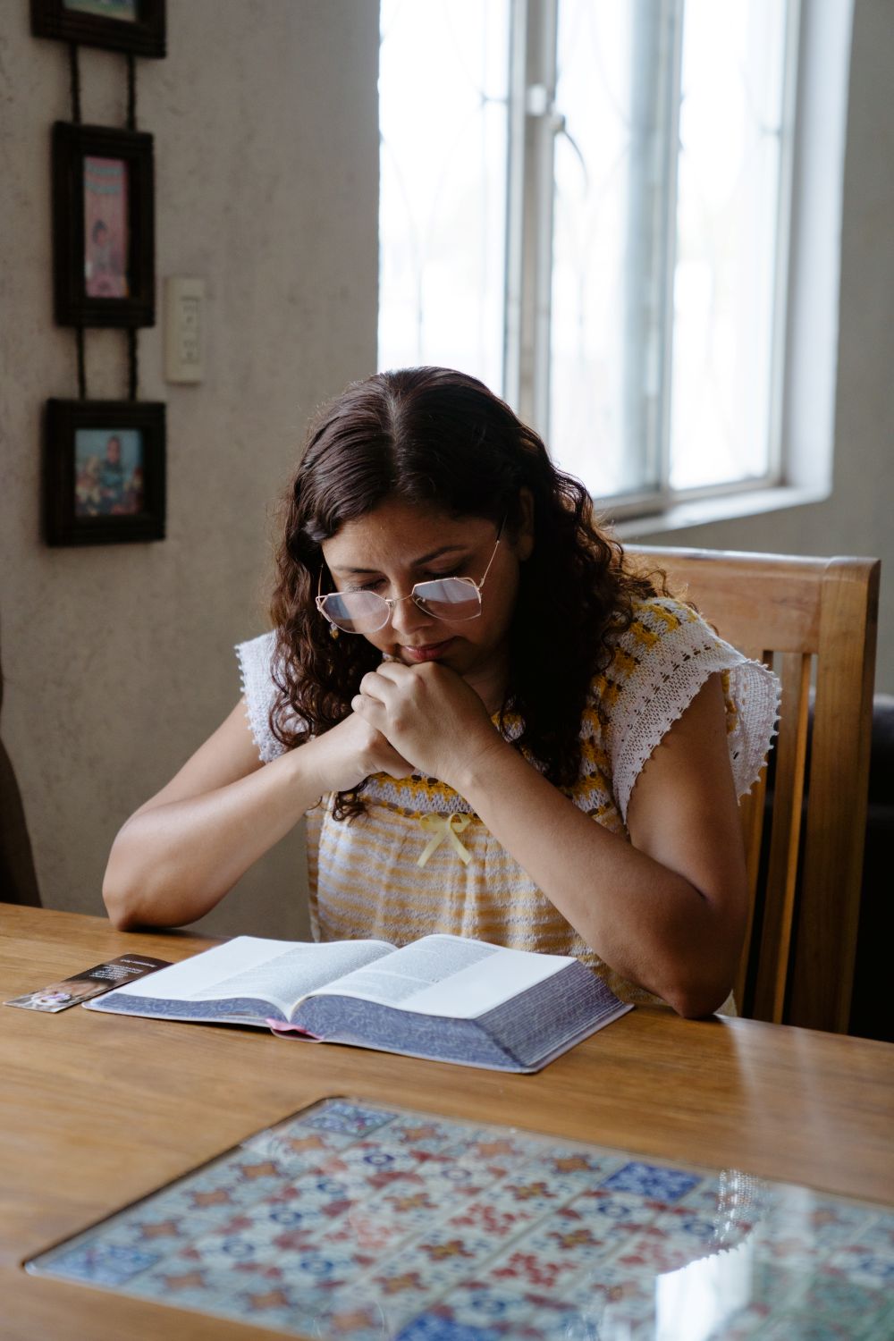 Beatriz reading her Bible