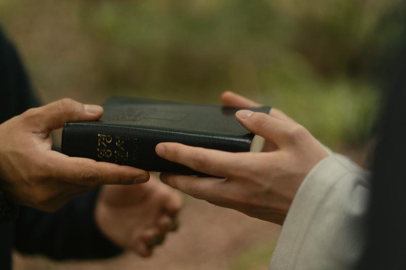 Evangelist Cho giving young people a Bible